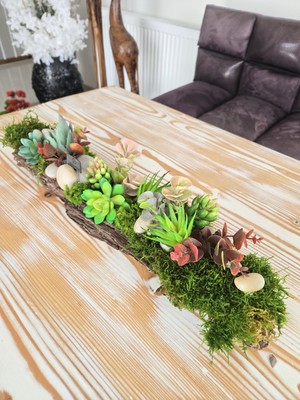 Decoroon El Yapımı Uzun Masa Dekoru 50 cm – Gerçek Ağaç Kabuğu, Şoklanmış Yosun ve Sukulent Tasarım, Orta Sehpa & Salon Dekoru