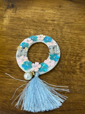 Gönülden Tasarım Çiçek Pul Payetli Püsküllü O Harfi Arma Dikiş Aplike 8x7 cm