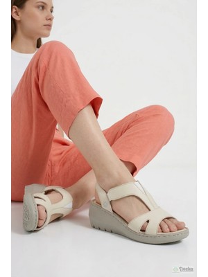 Mammamia Kadın Hakiki Deri Ortopedik Yumuşak Hafif Günlük Dolgu Topuk Sandalet M27YS/2350