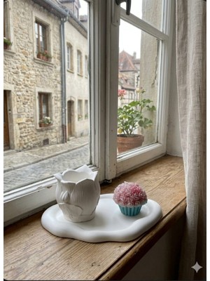 Doğal Zarif Bir Dokunuş: Lale Formlu Beton Saksı & Gül Buketi Tasarımlı Dekoratif Mum Seti