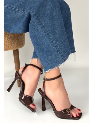 Alfaze Kahverengi Rugan Bilekten Kemerli Ince Topuklu Ayakkabı Topuk Boyu 10 cm