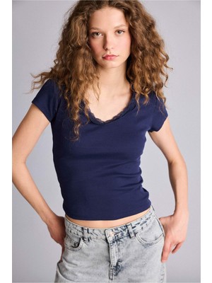 DeFacto Fitted Dantel Yaka Ribana Kısa Kollu Tişört H1786AX26SP