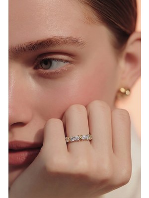 Lykos Gold Çelik x Figürlü Sıra Zirkon Taşlı Kadın Yüzük