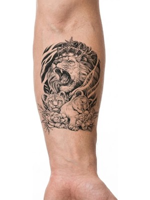 Dövme Kutusu Geçici Dövme | Aslan, Kral ve Aile Tasarımı – Gücün, Liderliğin ve Aile Bağlarının Simgesi