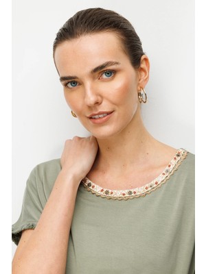 Desen Triko Sıfır Yaka Yakası Hasır Aksesuarlı Penye Kadın T-Shirt 26819