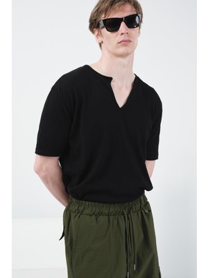 Giesto Yakası Britli Dökümlü Siyah Triko T-Shırt