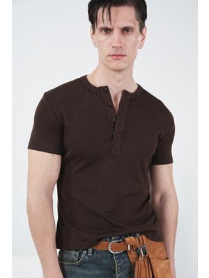 Giesto Yarım Patlı Dar Kesim Kahverengi T-Shırt