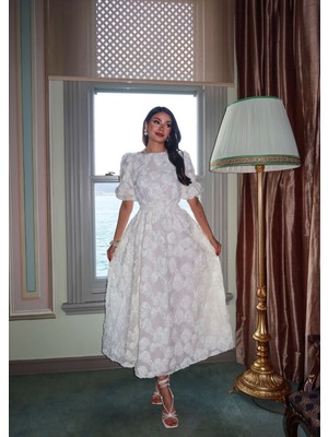 Esra Helvacı Ekru Çiçek Kabartmalı Sırt Dekolte Ithal Elbise