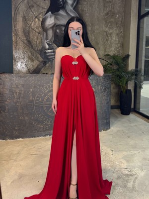 Andriya Önü Tokalı Kalp Yaka Uzun Boy Önü Yırtmaçlı Straplez Abiye Kırmızı