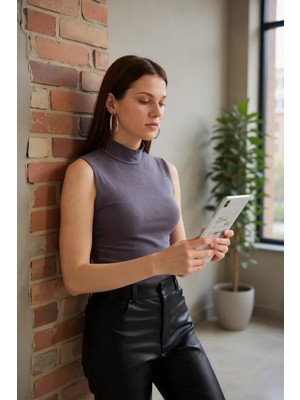 Ang Butik Kadın Antrasit Gri Kolsuz Balıkçı Yaka Basic Bluz