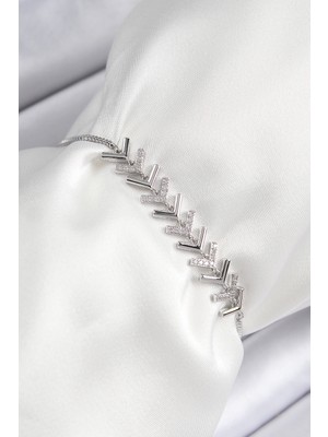 Skygo Ramia Premium | Pirinç Zirkon Taşlı Sıralı Ok Model Gümüş Renk Asansörlü Kadın Bileklik -