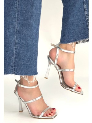 Alfanora Umira Gümüş Rugan Topuklu Bilekten Kemerli Ayakkabı