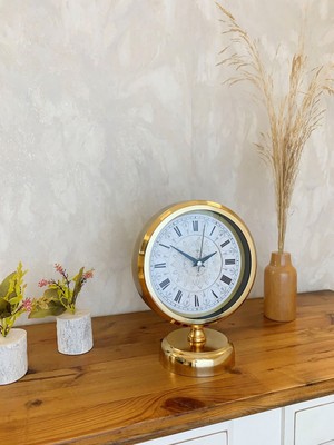 By Nevser Gold Metal Çini Desenli Roma Rakamlı Masa Saati