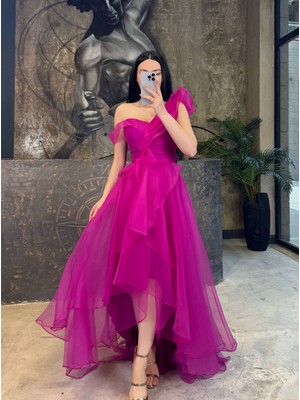 Miss Swans Chanel Tek Kol Önü Kısa Kuyruklu Kemerli Şifon Elbise Fuşya