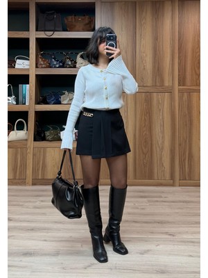 Vazıradk Yanı Gold Aksesuar Detaylı Pileli Şort Etek