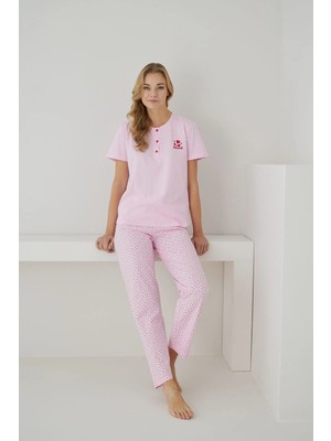 Pijamoni Kadın Süprem Kumaş Düğmeli Yaka Kısa Kollu Kalp Desenli Pembe Pijama Takımı