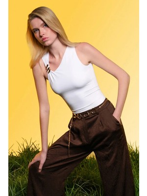 Quzu Asimetrik Yaka Metal Aksesuarlı Bluz Ekru