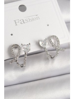 Mustran Pirinç Gümüş Renk Düğüm Model Zirkon Taşlı Kalp Detay Kadın Küpe