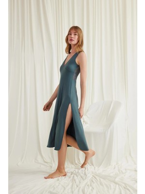 Beruflic  Yakası ve Sırtı Dekolteli Dantelli Yırtmaçlı Gecelik