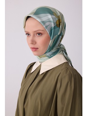 Belli Çiçek Desen Ipek Twill Eşarp   - 2026 Ilkbahar-Yaz (T)   4303-03