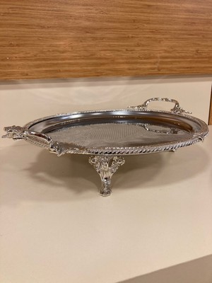 Plus Home Sunum Tabağı Yuvarlak Kulplu Ayaklı Büyükboy 30 cm Döküm Kenar Çerçeveli Gümüş Paslanmaz Çelik