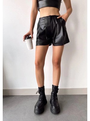 Colezium Pileli Deri Şort Siyah H240053
