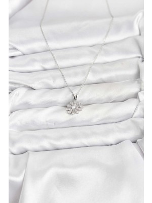 Pirinç Gümüş Renk Çiçek Model Kadın Kolye - Lisinya