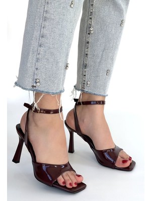 Soha Bordo Rugan Topuklu Bilekten Kemerli Ayakkabı - Lisinya