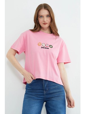 FullaModa Meyve Nakışlı Yırtmaçlı Oversize Tişört
