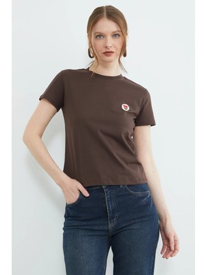 FullaModa Çiçek Nakışlı Bisiklet Yaka Tişört