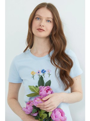 FullaModa Çiçek Nakışlı Bisiklet Yaka Tişört