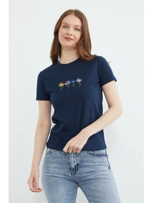 FullaModa Çiçek Nakışlı Bisiklet Yaka Tişört