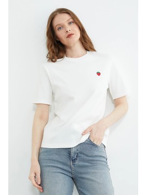 FullaModa Çilek Nakışlı Bisiklet Yaka Tişört