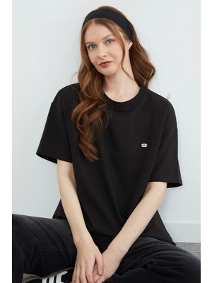 FullaModa Fiyonk Aksesuarlı Bisiklet Yaka Oversize Tişört