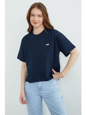 FullaModa Metal Aksesuarlı Bisiklet Yaka Yırtmaçlı Tişört