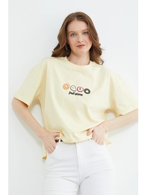 FullaModa Meyve Nakışlı Yırtmaçlı Oversize Tişört