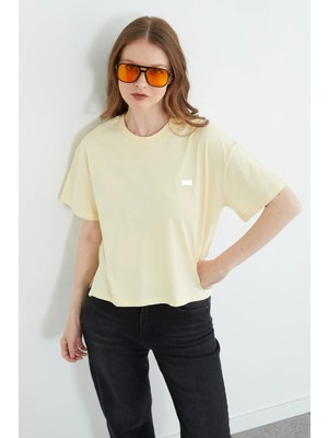 FullaModa Metal Aksesuarlı Bisiklet Yaka Yırtmaçlı Tişört