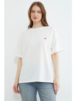 FullaModa Kalp Aksesuarlı Bisiklet Yaka Salaş Tişört