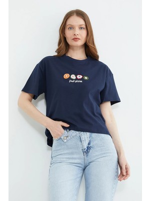 FullaModa Meyve Nakışlı Yırtmaçlı Oversize Tişört