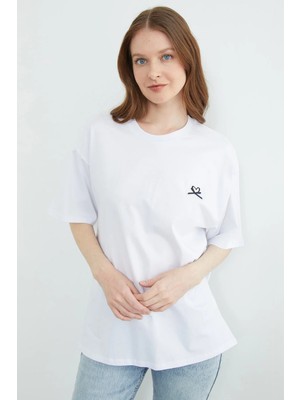 FullaModa Kalp Nakışlı Bisiklet Yaka Salaş Tişört