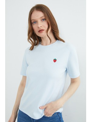 FullaModa Çilek Nakışlı Bisiklet Yaka Tişört