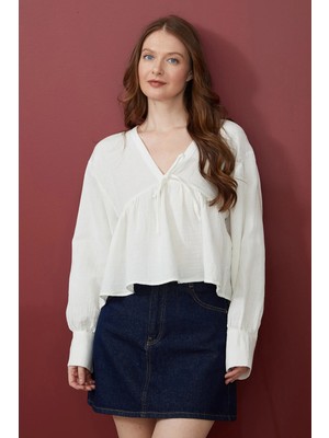 FullaModa Bağlama Detaylı V Yaka Müslin Kumaş Bluz