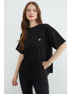 FullaModa Kalp Aksesuarlı Bisiklet Yaka Salaş Tişört