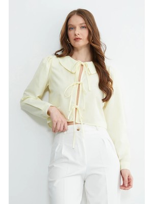 FullaModa Önden Bağlamalı Bebe Yaka Crop Bluz