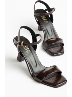 Shemard Kadın Kahverengi Rugan Tek Bant Küt Burun Topuklu Ayakkabı