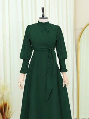 Modamorfo Dik Yaka Yandan Bağlamalı Janjanlı Abiye  -Zümrüt