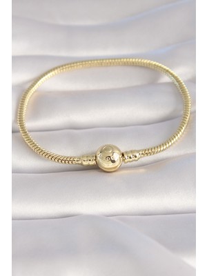 Mustran Pirinç Gold Renk Işleme Detay Charm Model Kadın Bileklik