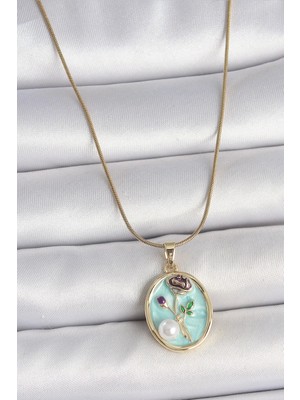 Inure Jewelry 316L Çelik Gold Renk Zincir Mavi Çiçek İşlemeli İnci Detay Portre Model Kadın Kolye