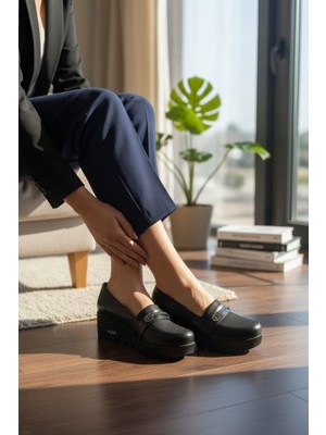 Enoch Pürüzsüz Dolgu Topuk Siyah Rugan Dokulu Modern Kesim Ortopedik Konfor Babeti