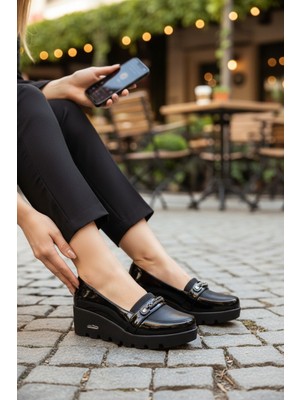 Enoch Pürüzsüz Dolgu Topuk Siyah Rugan Dokulu Modern Kesim Ortopedik Konfor Babeti